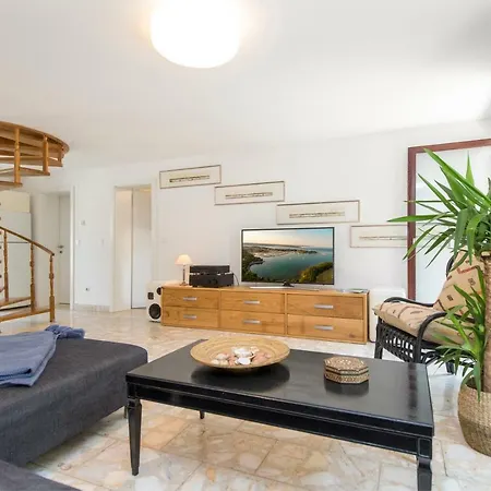 Casa Flora 3-minutes' Walk From The Semesterbostad