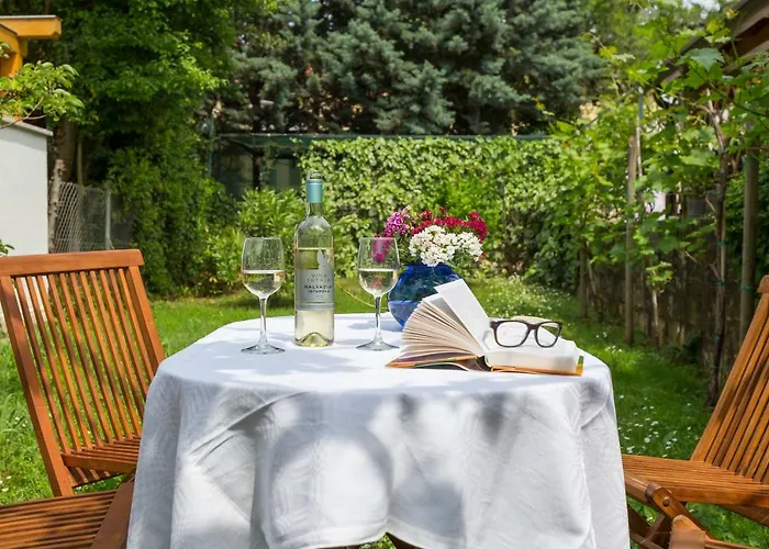 Casa Flora 3-minutes' Walk From The 펜션 Novigrad Istria