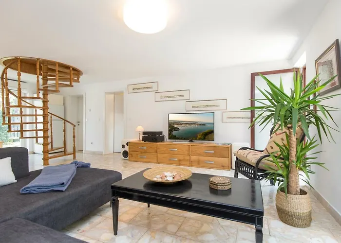 Casa Flora 3-minutes' Walk From The 펜션