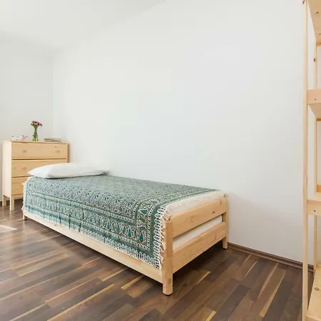 Vakantiehuis Casa Flora 3-minutes' Walk From The Novigrad Istria