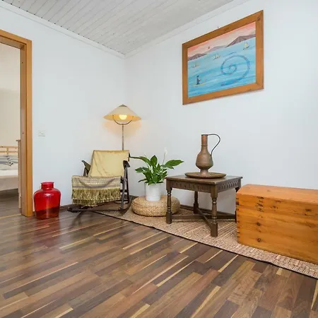 Vakantiehuis Casa Flora 3-minutes' Walk From The Novigrad Istria