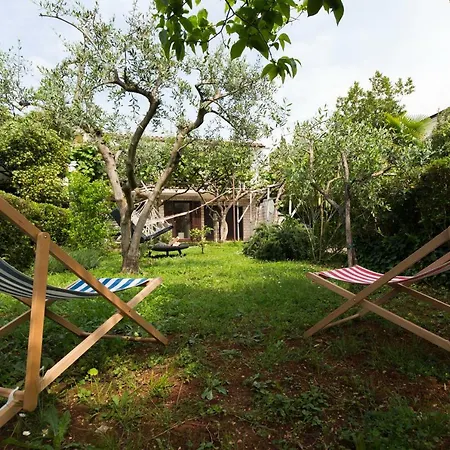 度假居 Casa Flora 3-minutes' Walk From The