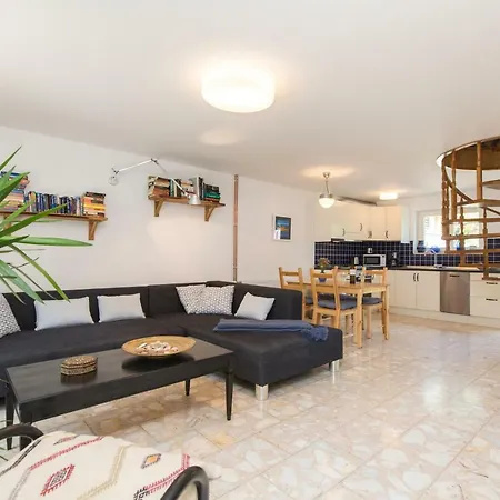 Casa Flora 3-minutes' Walk From The Vakantiehuis Novigrad Istria