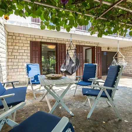 Vakantiehuis Casa Flora 3-minutes' Walk From The